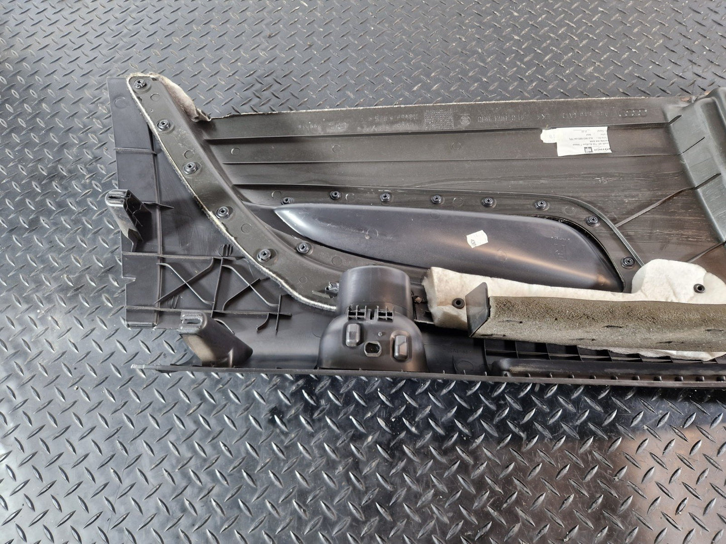 10-15 AUDI Q7 4L RIGHT DRIVER SIDE BOOT FLOOR TOOLBOX TRIM PANEL 4L0863880AA