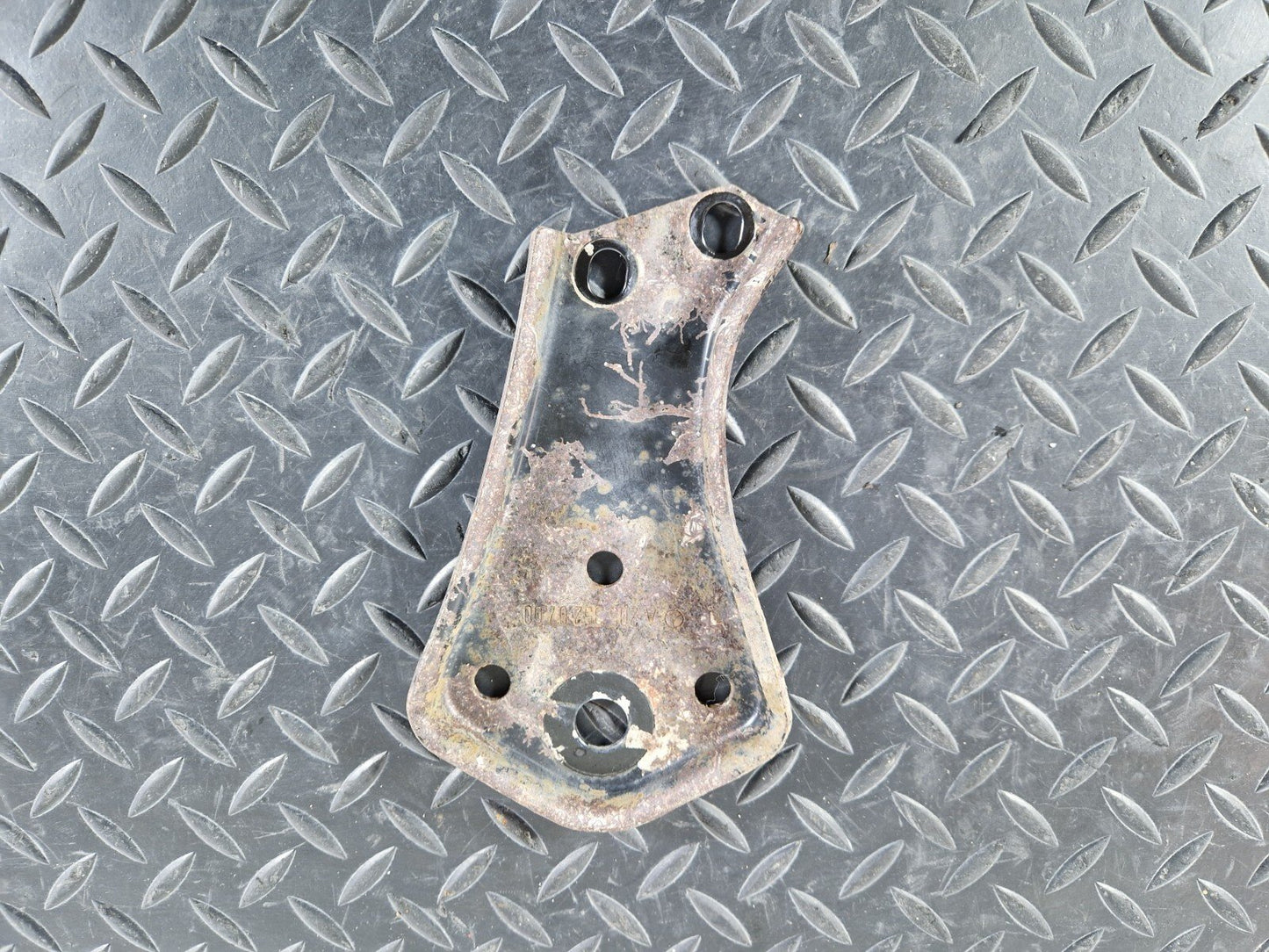 14-21 MERCEDES BENZ C200 W205 REAR SUBFRAME RIGHT SIDE STOP PLATE A2053520800