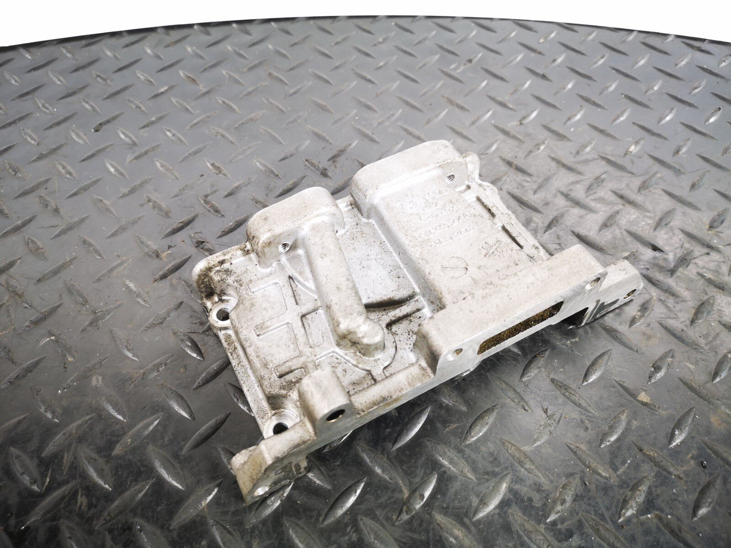 16-19 AUDI A4 B9 GENUINE V6 3.0TDI CSW CYLINDER HEAD END PLATE 059109122AA