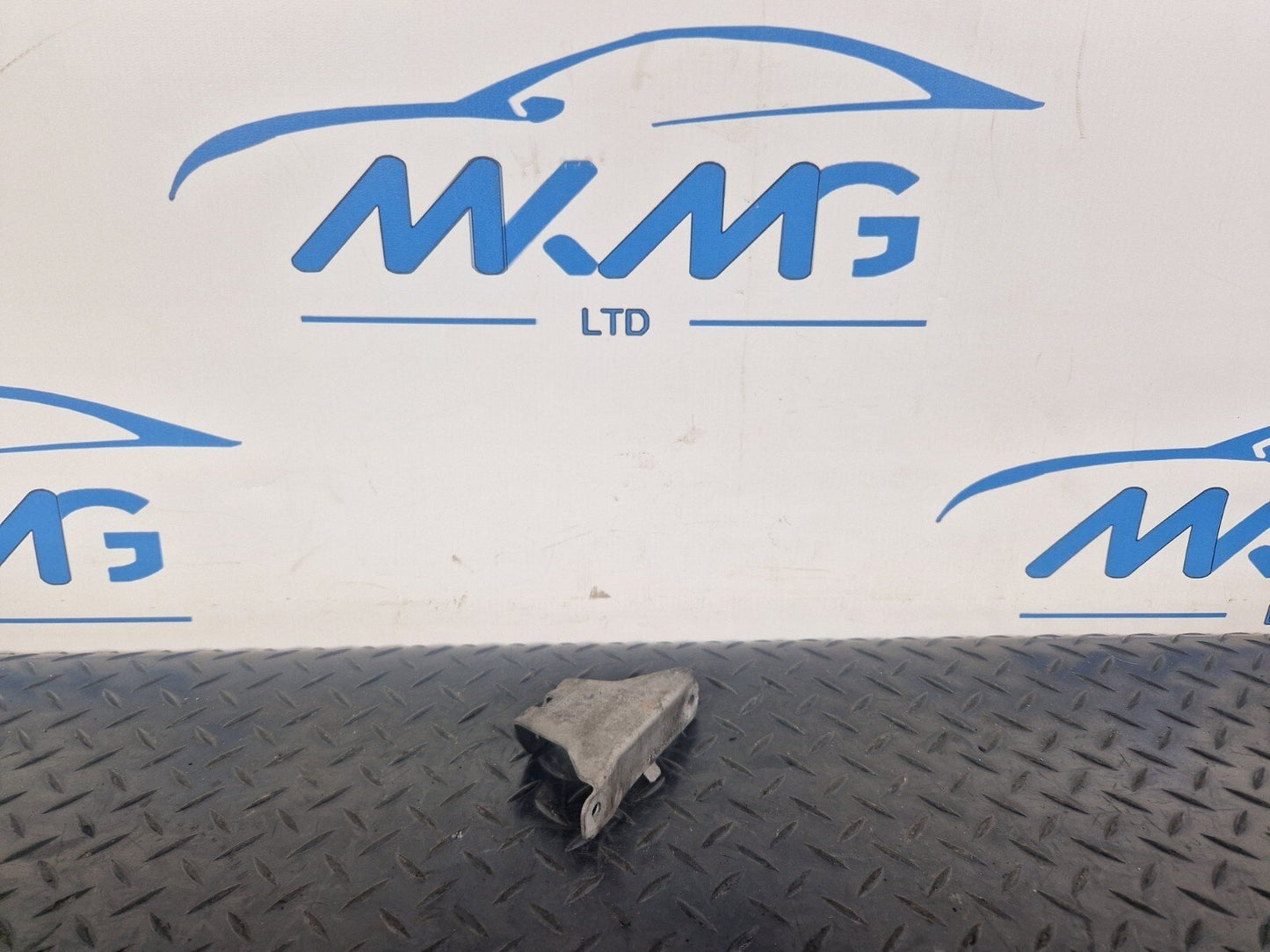 14-21 MERCEDES BENZ C300h W205 INTAKE MANIFOLD CARRIER BRACKET A6510983239