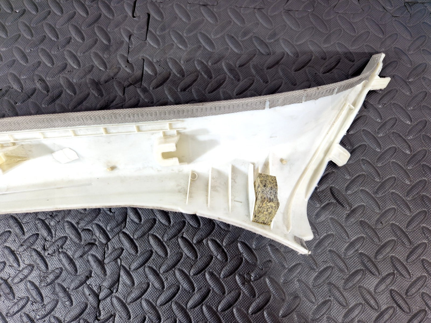 16-22 BMW X1 F48 DRIVER SIDE RIGHT A PILLAR COVER TRIM 7402608