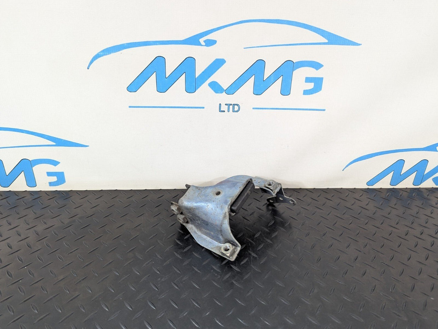 10-17 AUDI A8 4H OEM OS RIGHT ENGINE MOUNT BRACKET RETAINING PLATE 4H0399060