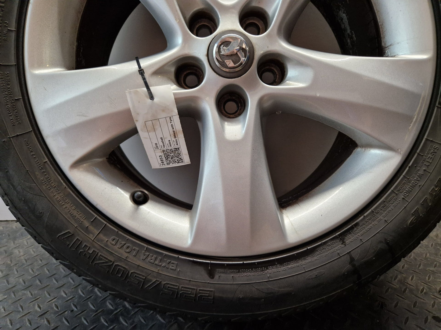 Vauxhall Astra MK6 (J) (A3400) 17" Alloy Wheel with Tyre 225/50/17 ~5mm