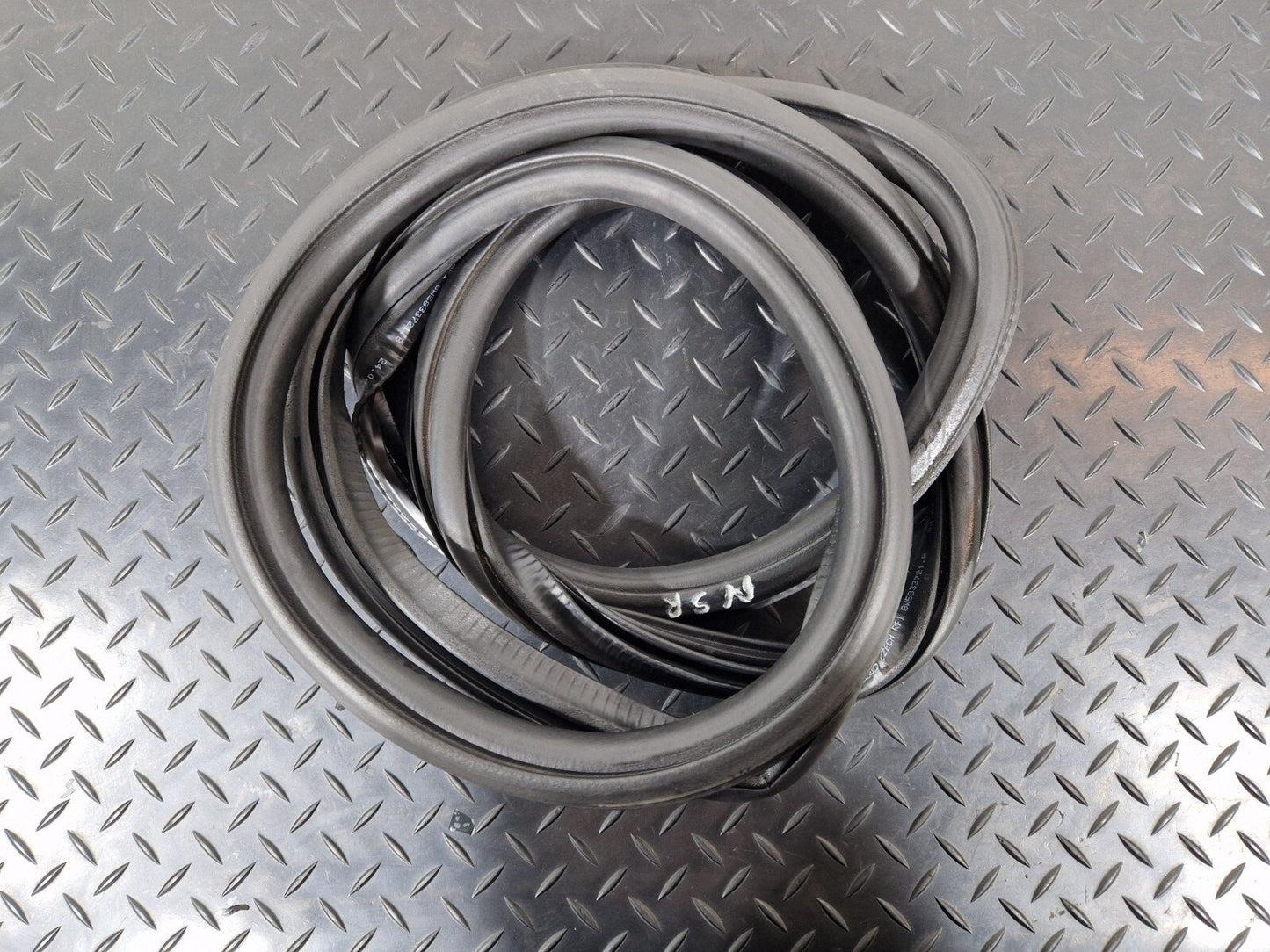 16-19 AUDI A4 B9 OEM REAR LEFT OR RIGHT DOOR RUBBER SEAL 8W5833721
