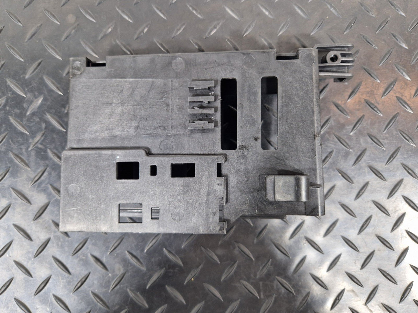 14-20 MERCEDES GLA 200 X156 GEARBOX CONTROL MODULE BRACKET HOLDER A2465450500