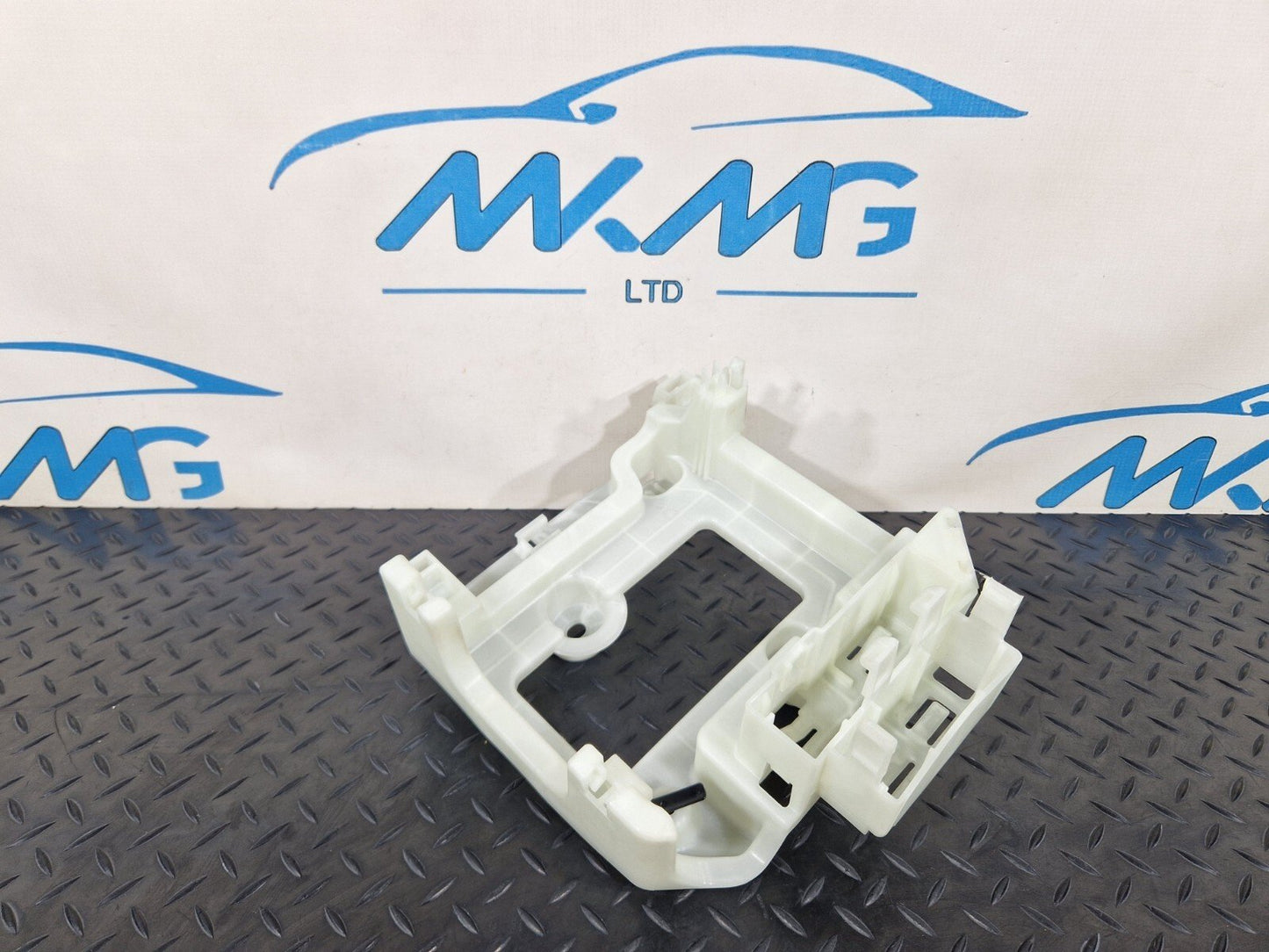 20-24 BMW 1 SERIES F40 GENUINE CURRENT DISTIBUTOR BRACKET HOLDER TRAY 6837044