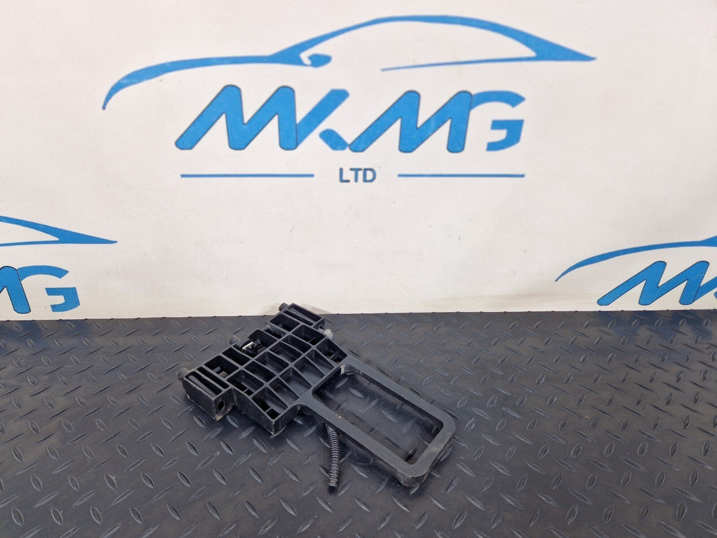 18-ON MERCEDES BENZ SPRINTER W907 OEM BATTERY HOLDER BRACKET A9065410400