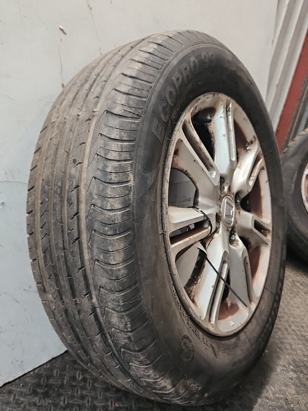 2010 Honda Insight MK2 (ZE2) 15" Alloy Wheel with Tyre 195/65/15 ~5mm