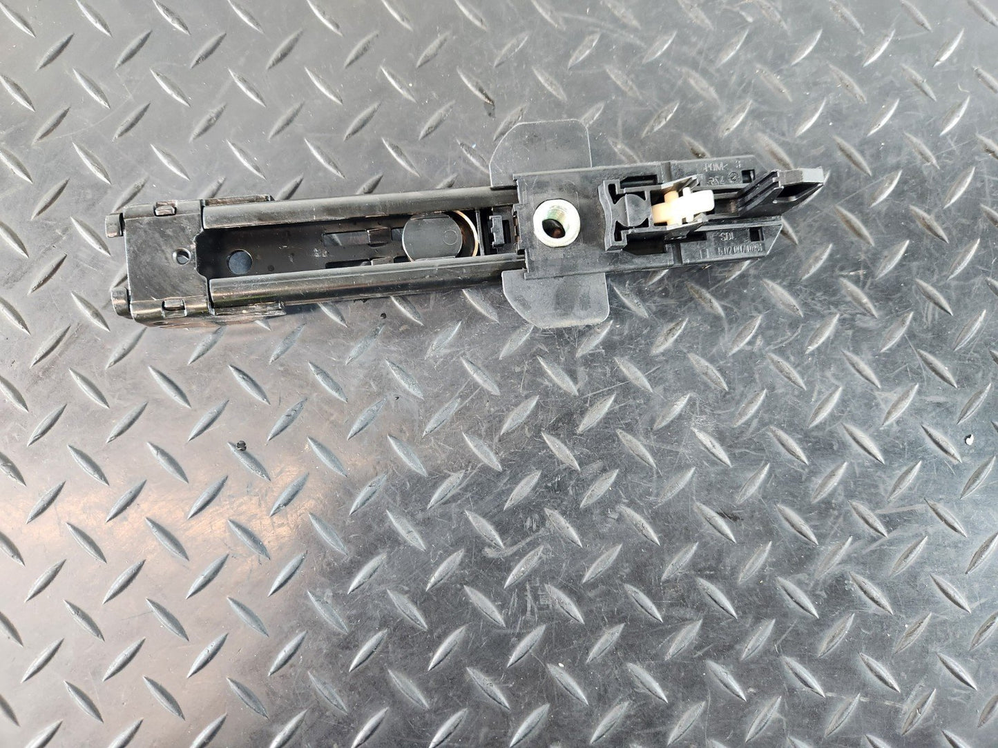 10-15 AUDI Q7 4L GENUINE FRONT RIGHT O/S SEAT BELT HEIGHT ADJUSTOR 9DL203680
