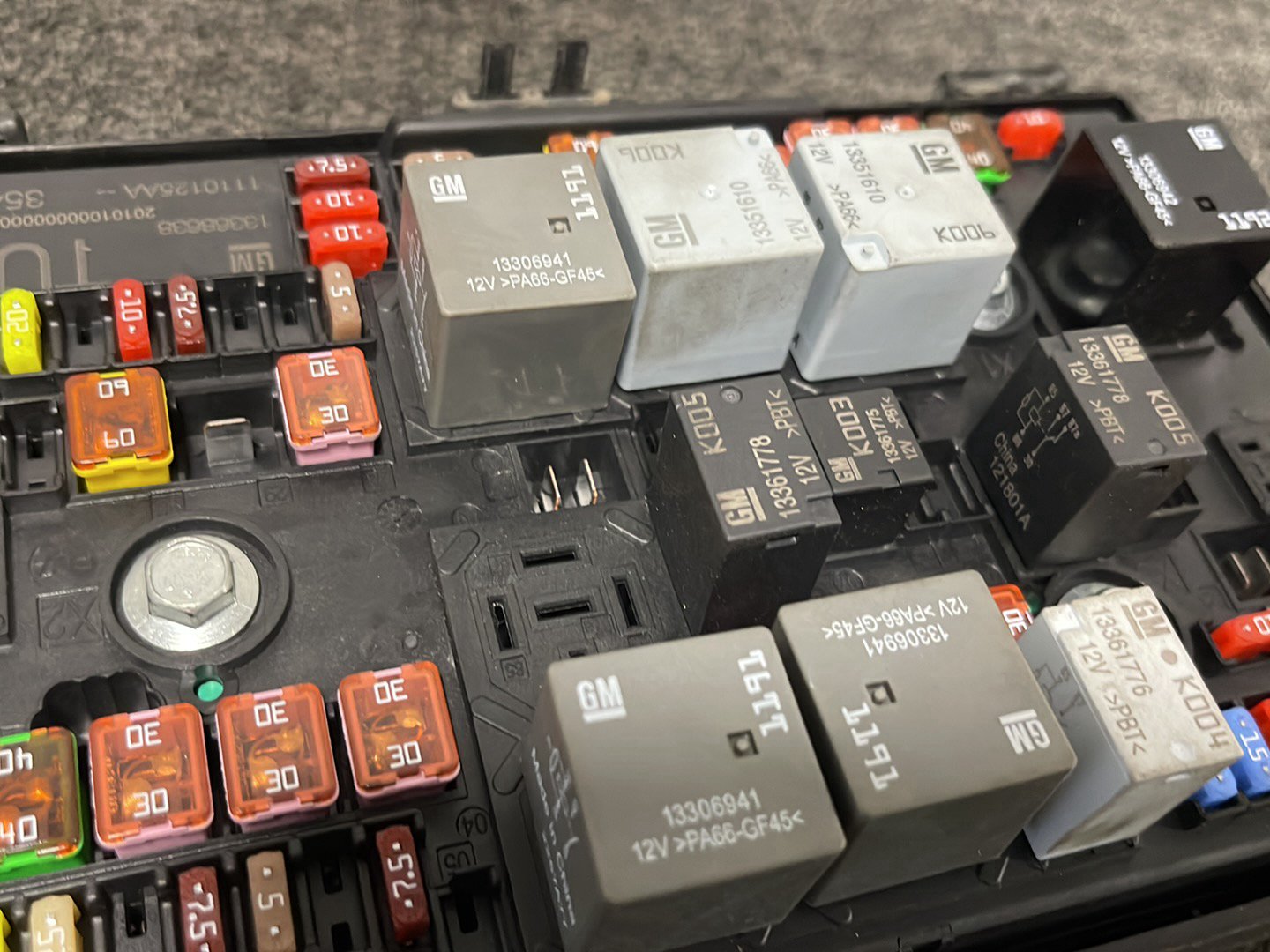 Vauxhall Astra MK6 (J) (A3400) Hatchback Electric Control Fuse Box 13368638