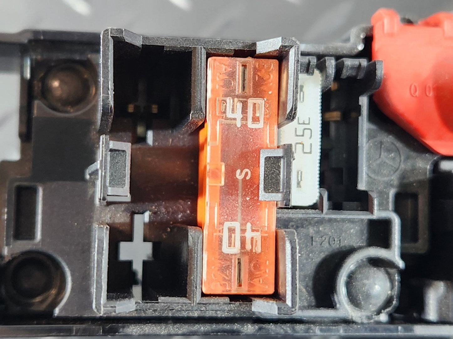 19-ON MERCEDES BENZ B CLASS W247 GENUINE FUSE BOX A1779062602