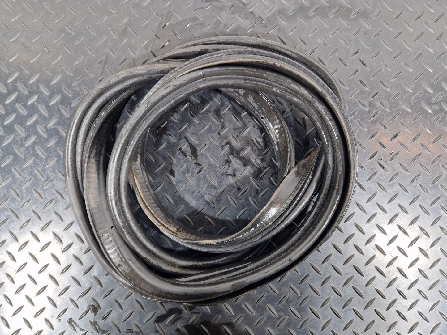 16-19 AUDI A4 B9 SALOON GENUINE TAILGATE RUBBER SEAL 8W5827705D