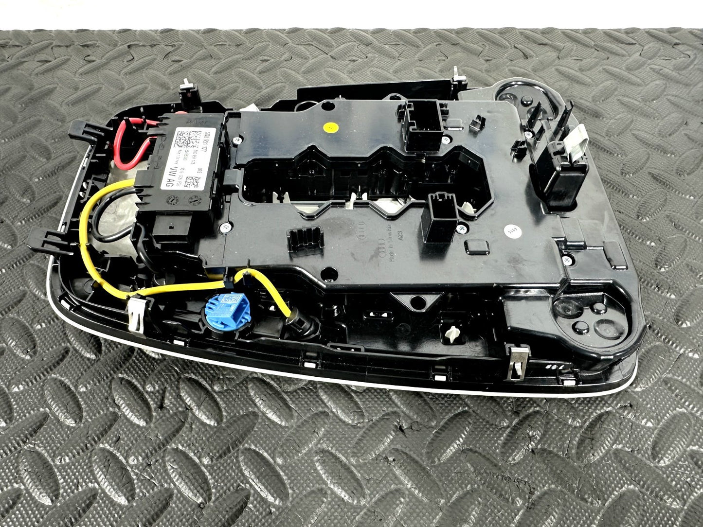 16-19 AUDI A4 B9 AVANT GENUINE LIGHT INTERIOR COURTESY ROOF 8W0947135
