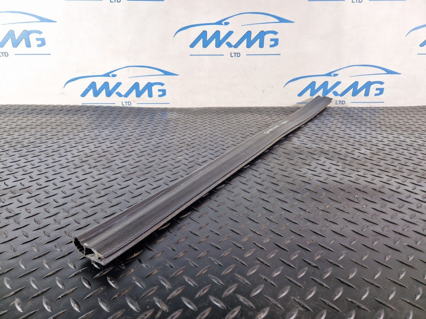 19-ON MERCEDES BENZ B CLASS W247 GENUINE ENGINE RUBBER SEALING