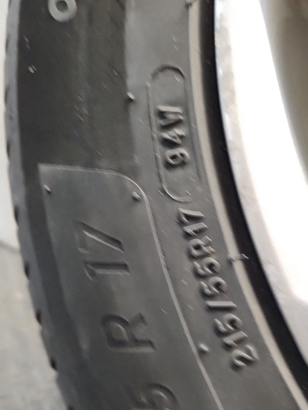 Nissan Juke MK1 (F15) 17" Alloy Wheel with Tyre 215/55/17 ~4mm