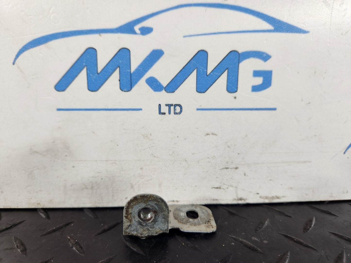 16-19 AUDI A4 B9 GENUINE FRONT LEFT PASSENGER SIDE WING BRACKET 8W0821469