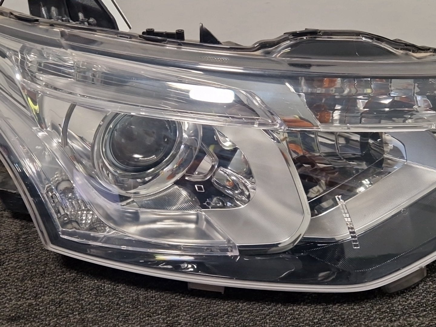 Mitsubishi Outlander PHEV MK3 (RE1) (GG2W) SUV Front Right Headlight 8301C2-06