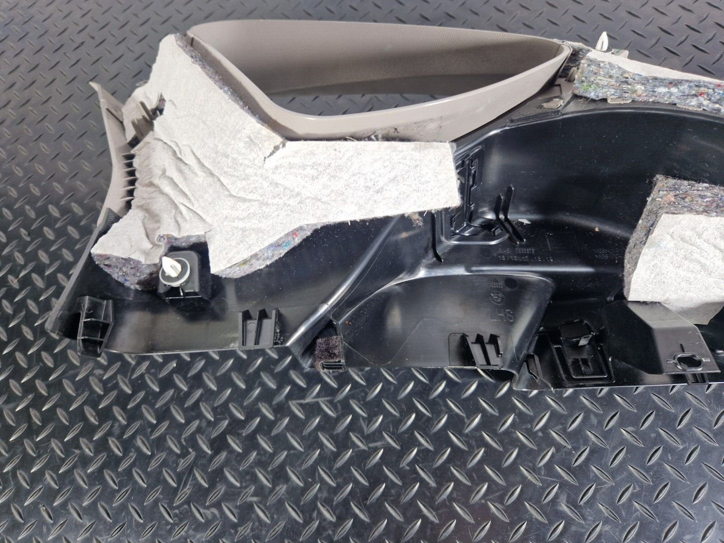 14-21 BMW 2 F45 DRIVER N/S INNER TRIM WITH SEAT ADJUSTMENT SWITCH 7365575