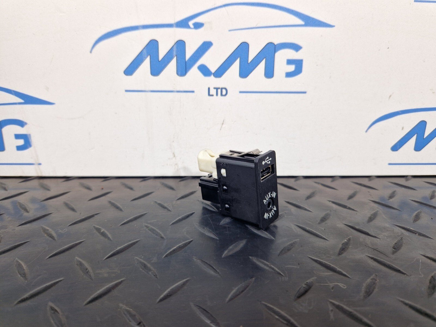11-18 BMW 6 SERIES F06 AUX IN USB SOCKET POWER PORT 9237654