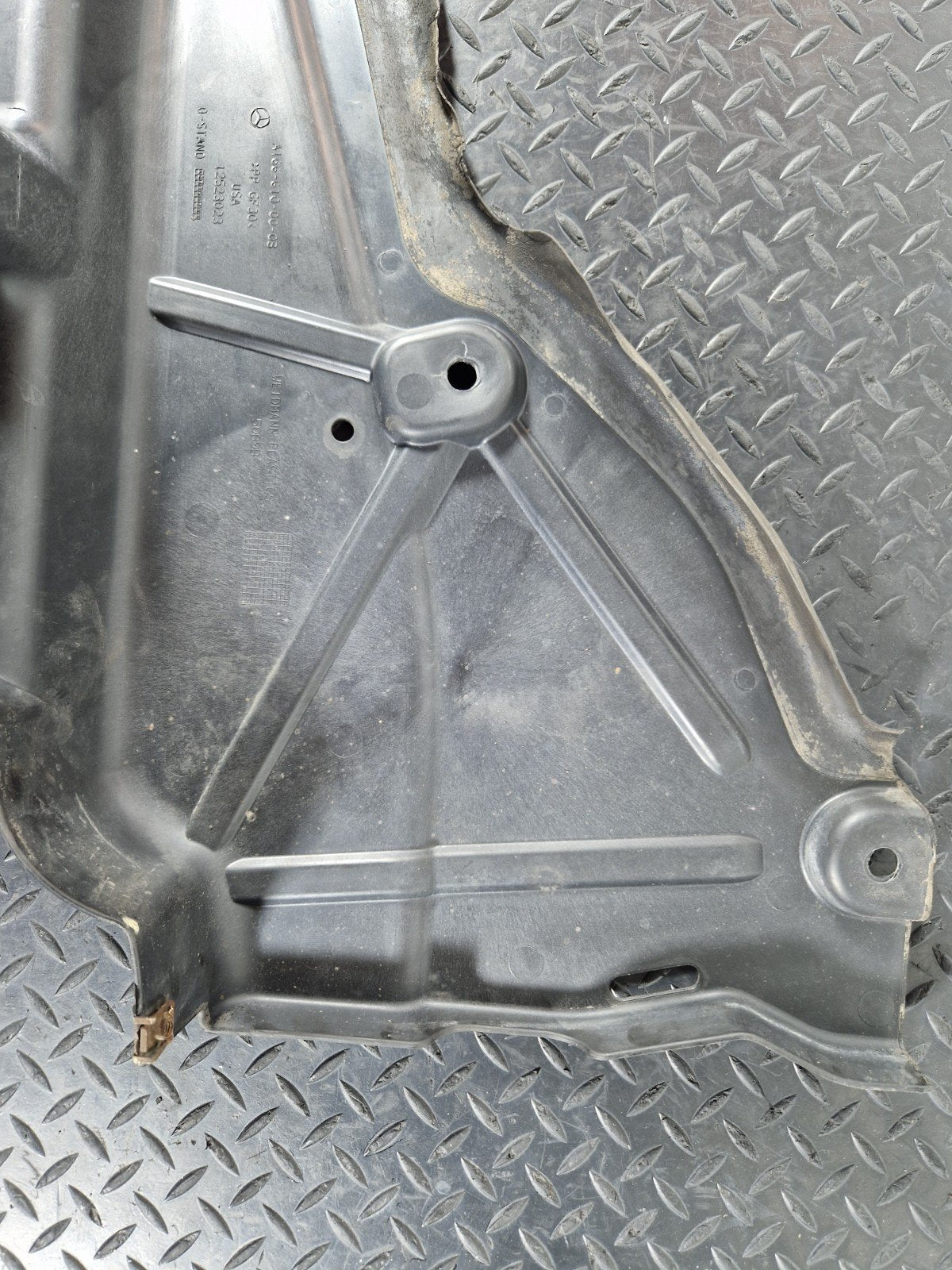 11-19 MERCEDES BENZ ML W166 LEFT REAR UNDERTRAY SPLASH GUARD COVER A1666100008
