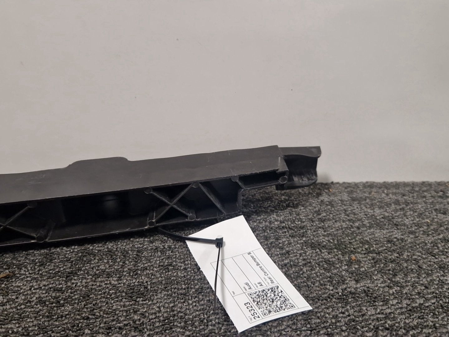 Audi A6 C7 Genuine Rear Centre Middle Bumper Holder Bracket 4G9807458