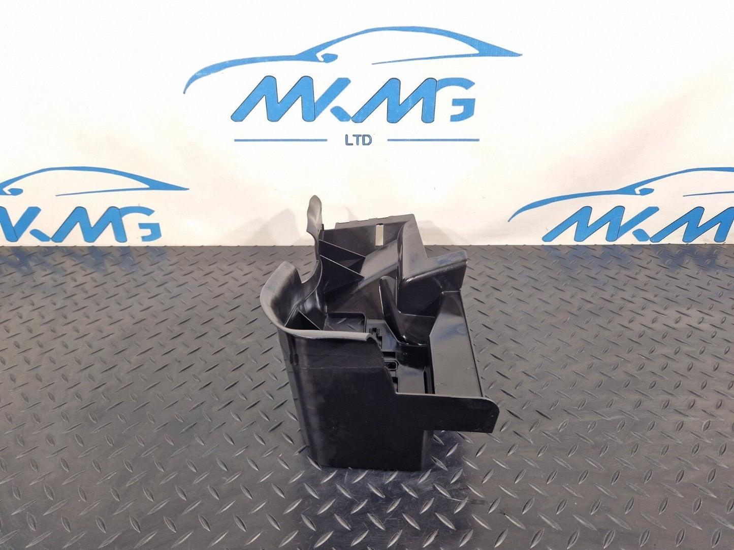 18-ON MERCEDES BENZ SPRINTER W907 W910 AUTO CONSOLE MOUNT BRACKET A9108804700