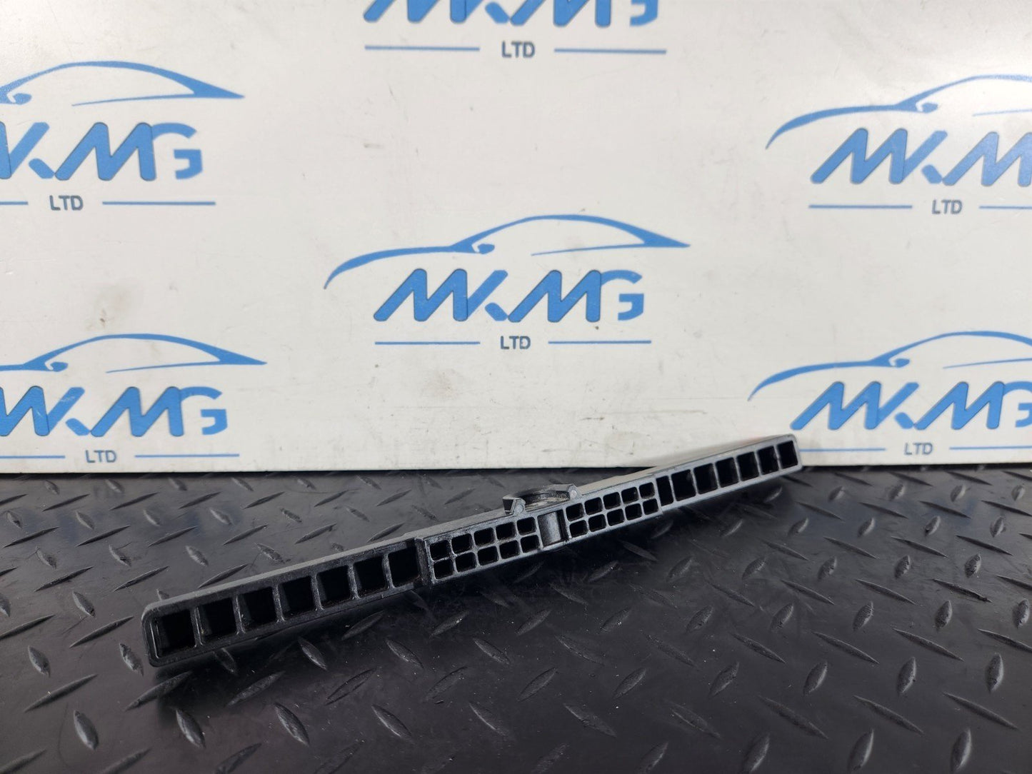 16-22 MERCEDES BENZ X253 GENUINE BATTERY BOX BASE HOLDER STAND A2056200018