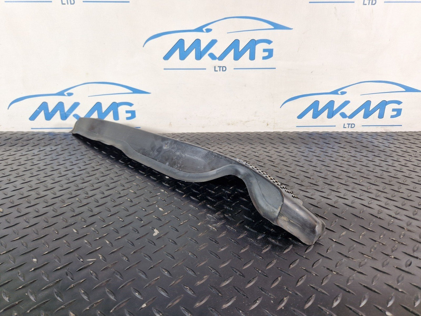 16-19 MERCEDES BENZ GLE W166 FRONT RIGHT O/S WING FENDER COVER SEAL A1668890025