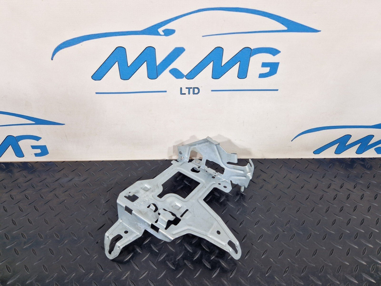 14-21 MERCEDES BENZ C300h W205 FUSE BOX RELAY HOLDER BRACKET A2055451740