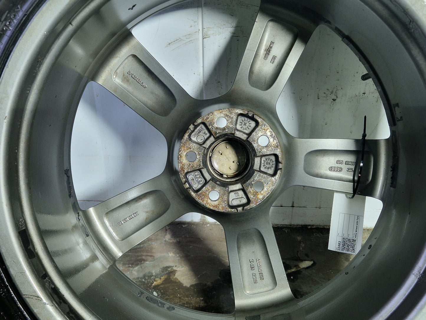 Audi A7 21" Alloy Wheel with Tyre 285/30/21 6mm 4H0601025AT