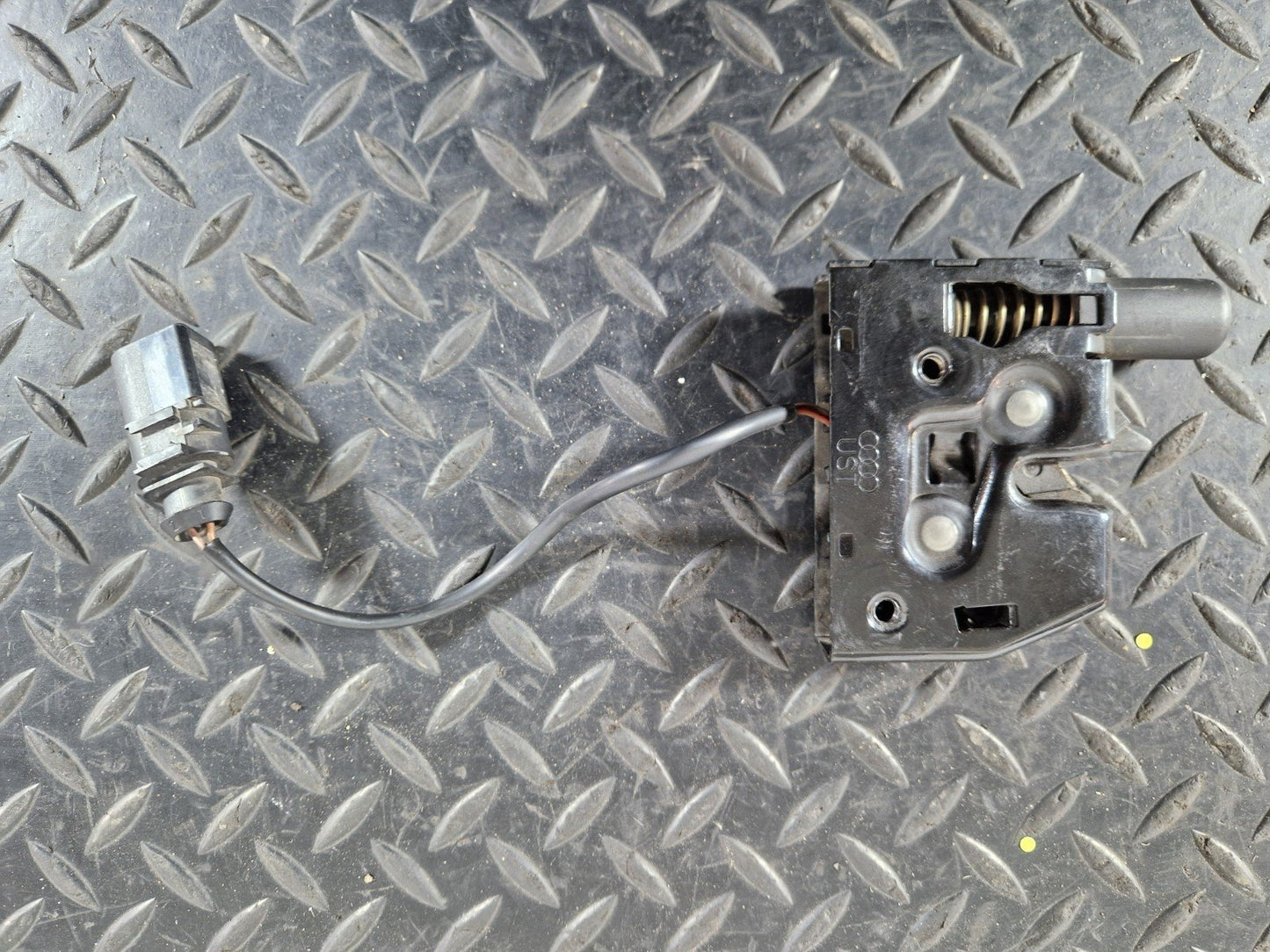 12-18 AUDI A6 C7 CGLC/CGL GENUINE FRONT BONNET LOCK MECHANISM 4G0823509D