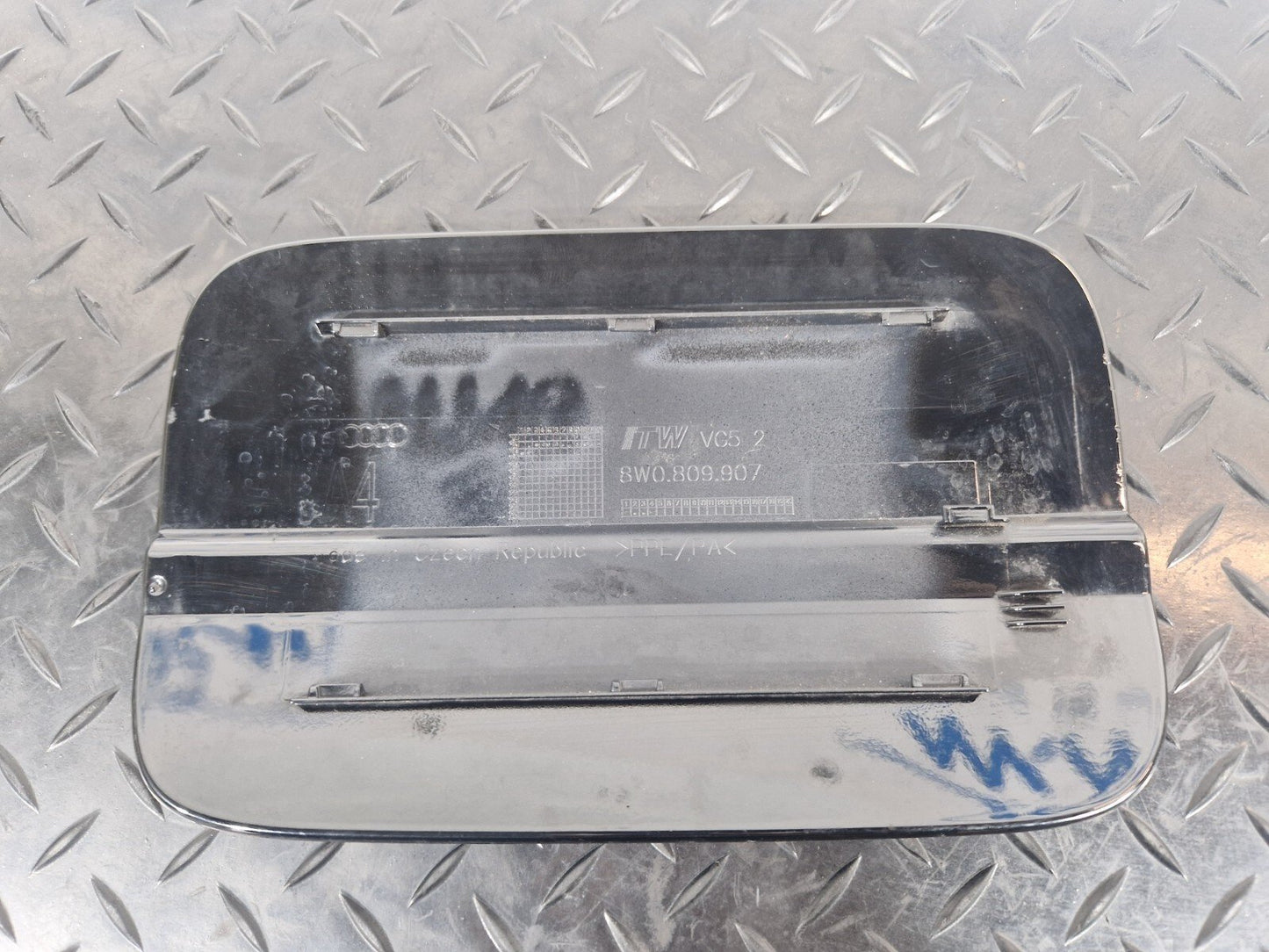 16-19 AUDI A4 B9 AVANT GENUINE FUEL DOOR IN BLACK 8W0809907