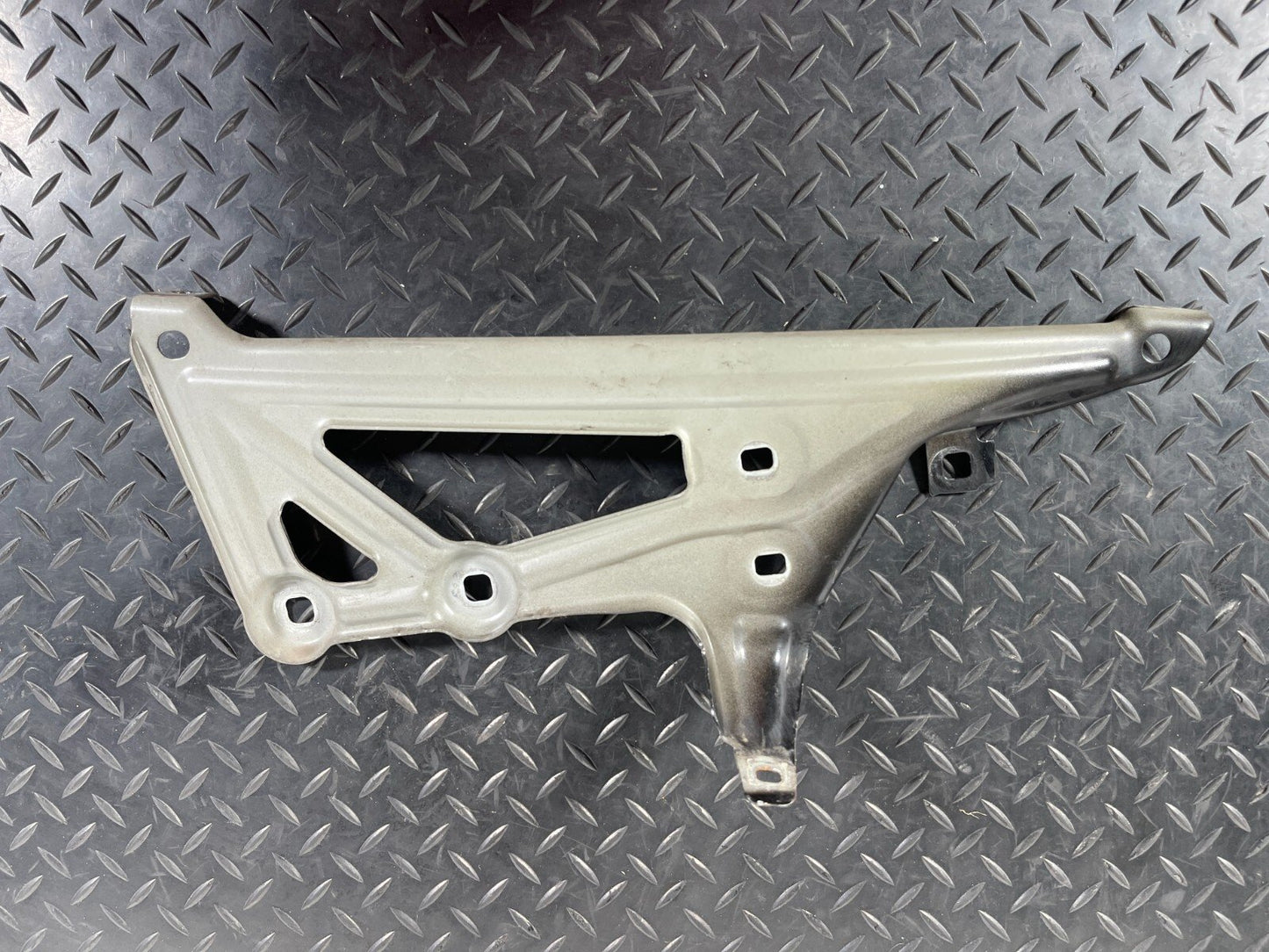 16-22 BMW X1 F48 GENUINE FRONT RIGHT DRIVER SIDE WING BRACKET 7329448