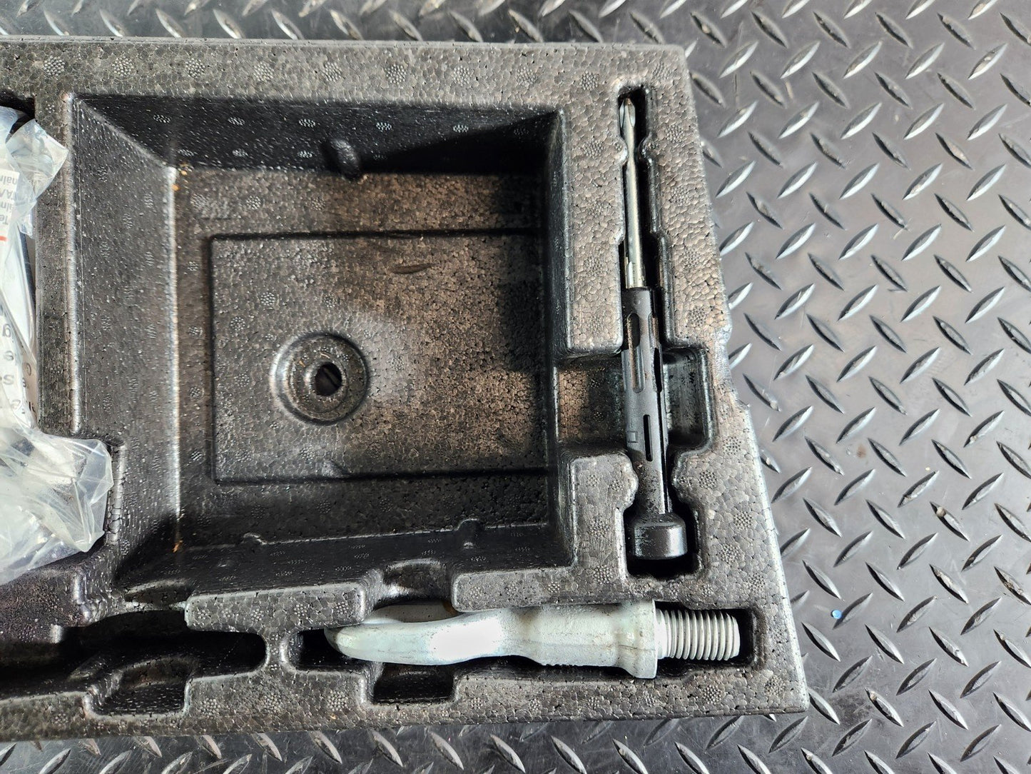 10-18 VW TOUAREG 7P OEM BOOT TOOL STORAGE FOAM BOX 7P6012112D