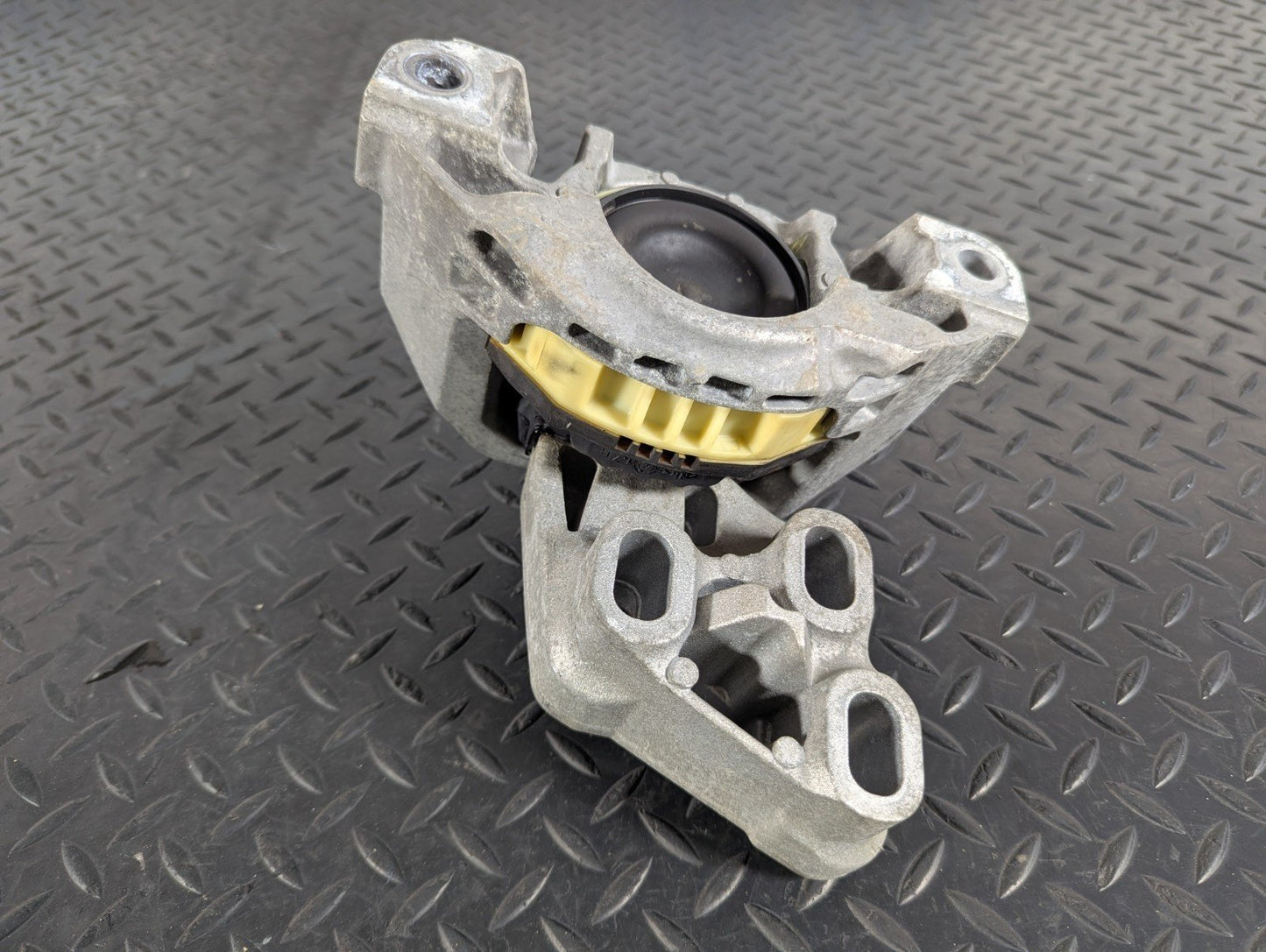 12-18 MERCEDES A B-CLA C117 W176 W246 LEFT ENGINE MOUNT A2462400217