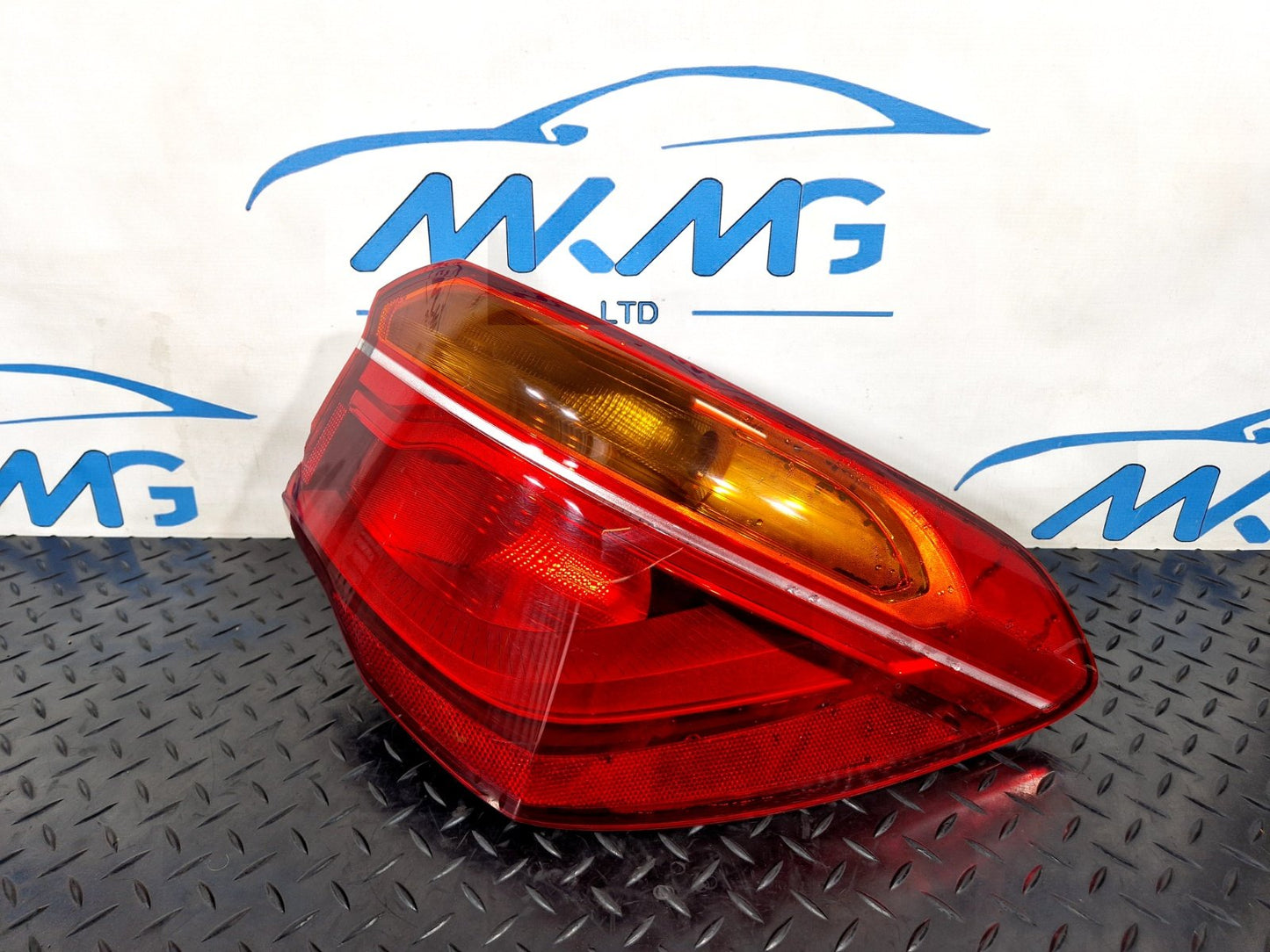 16-22 BMW X1 F48 REAR RIGHT O/S/R GENUINE OUTER TAIL LIGHT 7488542 (DAMAGED)