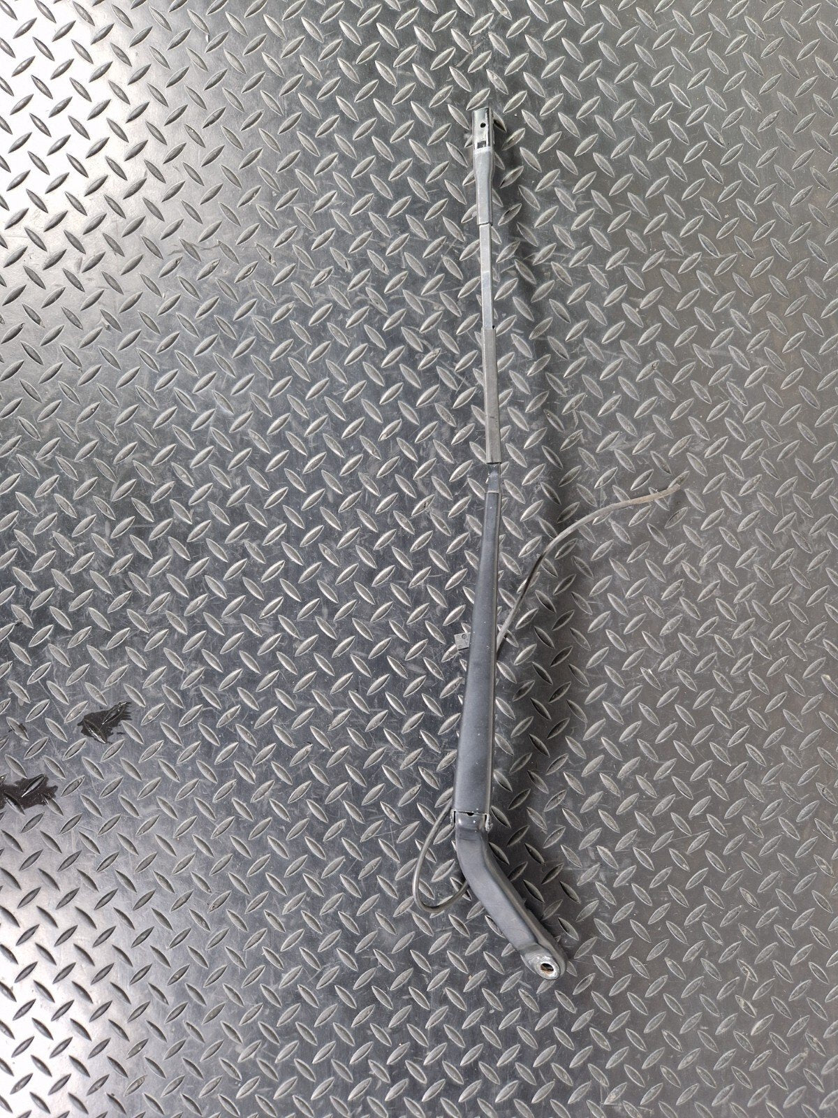 18-ON MERCEDES BENZ SPRINTER W907 WIPER ARM LEFT SIDE N/S A9108203500