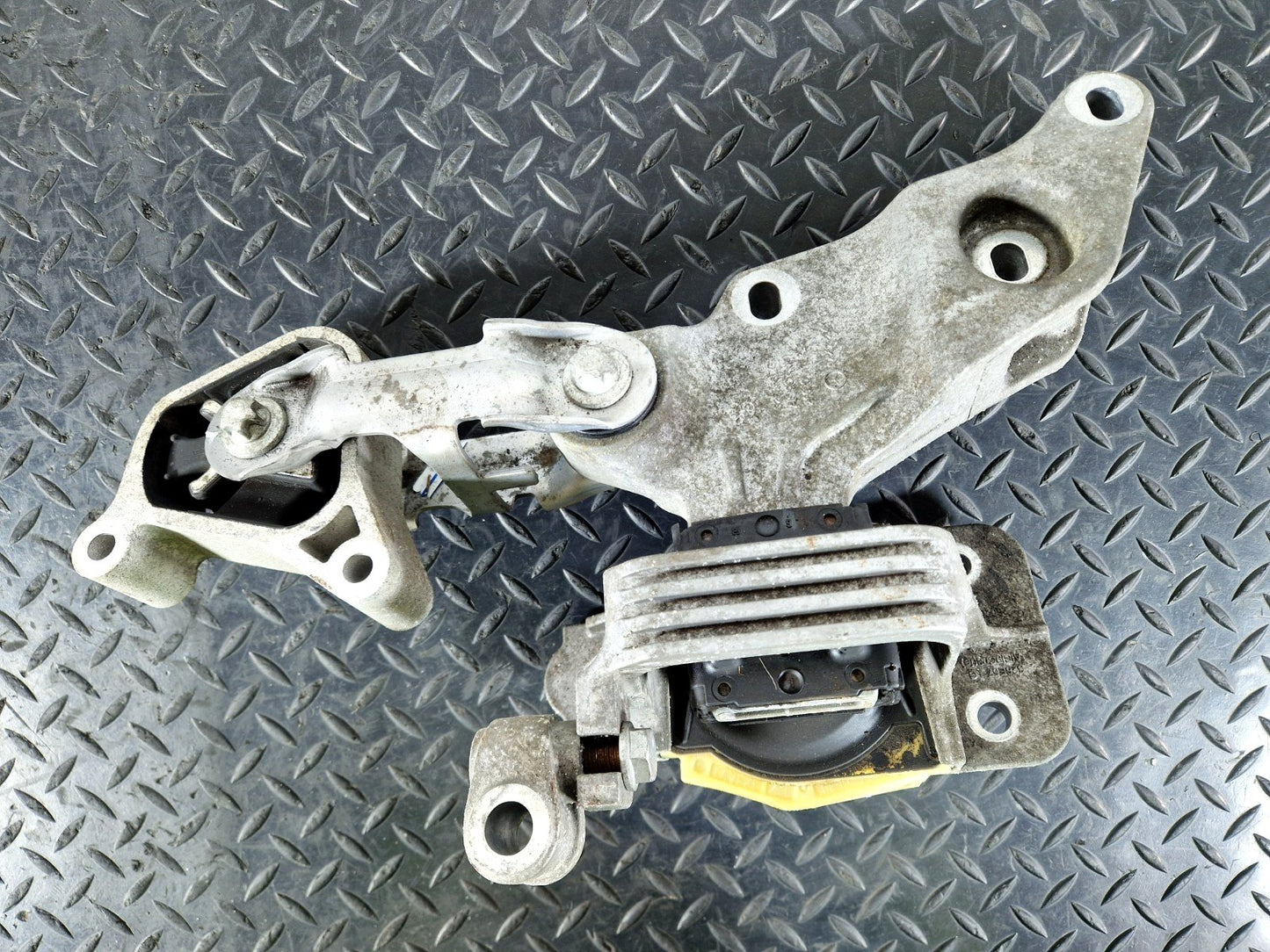 14-23 MERCEDES VITO W447 1.6 DIESEL OM622.951  ENGINE MOUNT BRACKET A4472410713