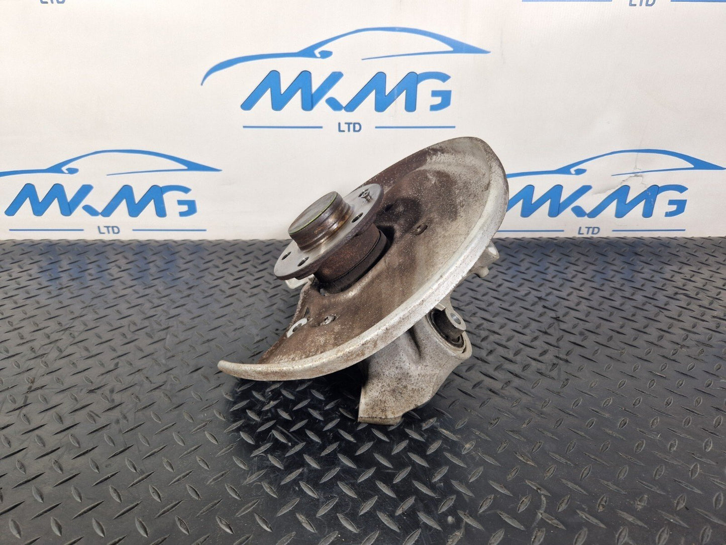 16-19 AUDI A4 B9 N/S/R REAR LEFT SIDE WHEEL HUB & BEARING 8W0615611