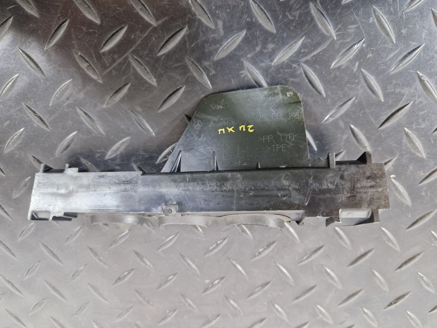 14-21 MERCEDES BENZ C300h W205 OEM TOP LEFT AIR DUCT SEALING A2058317900