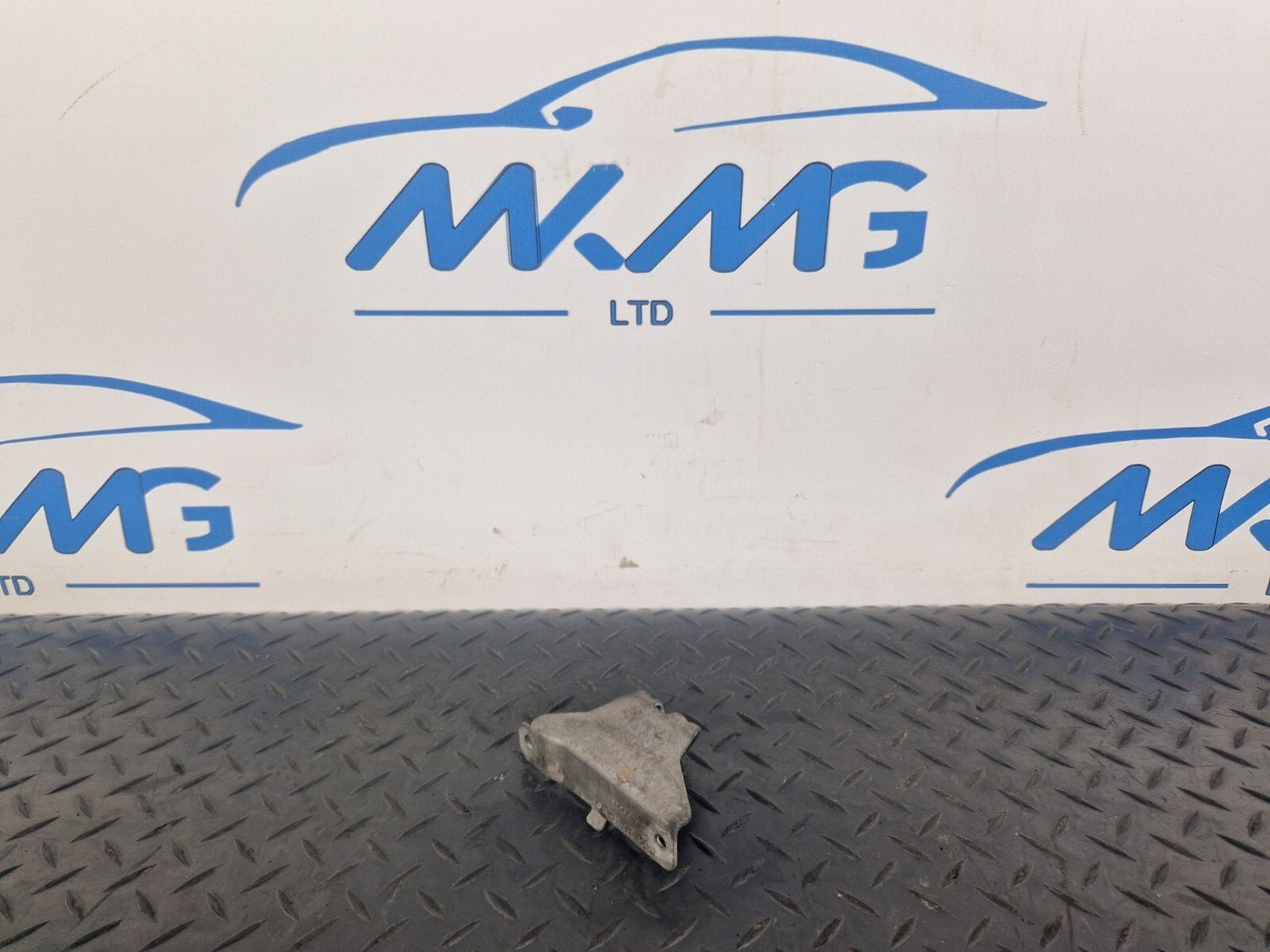 14-21 MERCEDES BENZ C300h W205 INTAKE MANIFOLD CARRIER BRACKET A6510983239