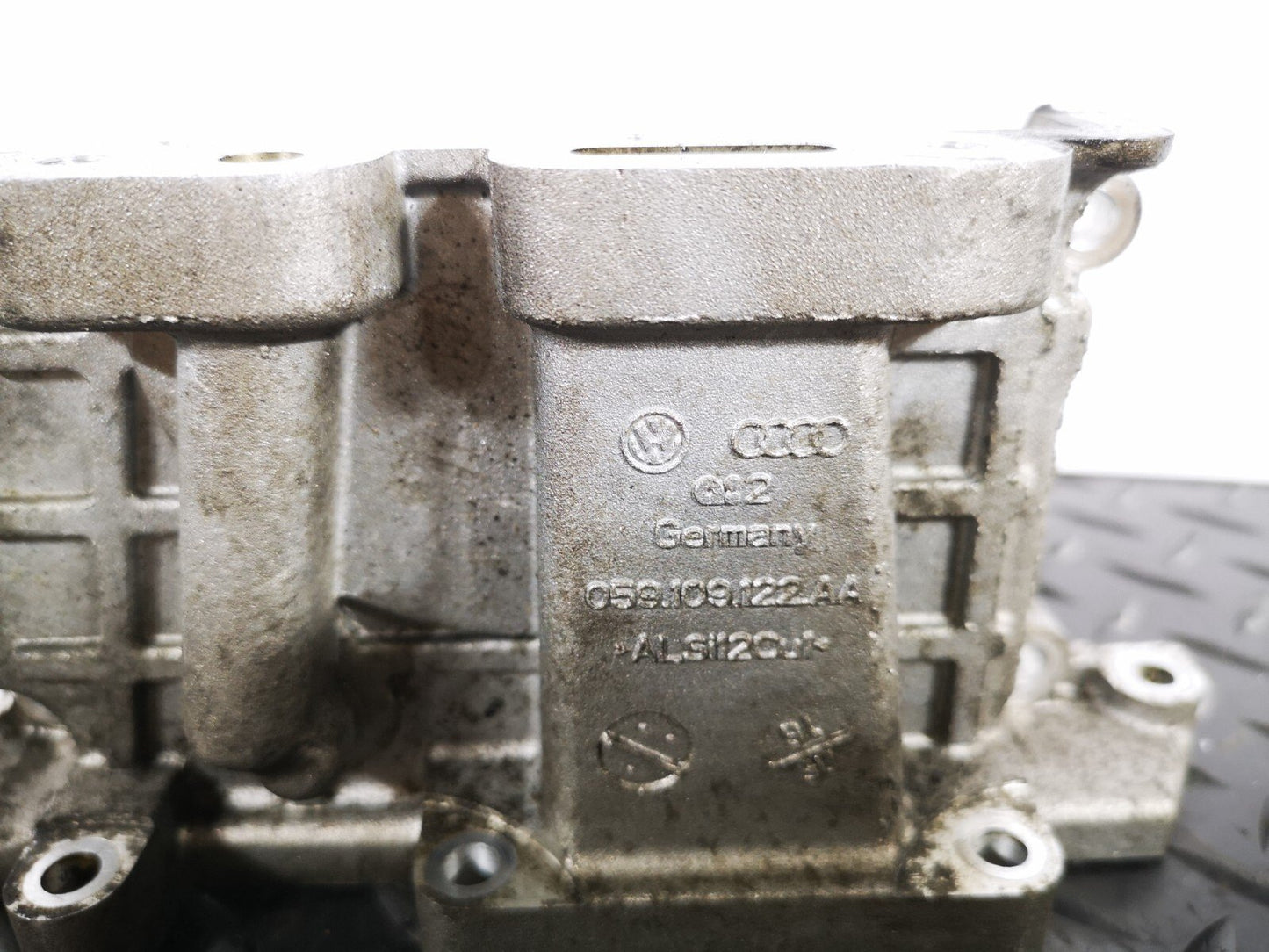 16-19 AUDI A4 B9 GENUINE V6 3.0TDI CSW CYLINDER HEAD END PLATE 059109122AA