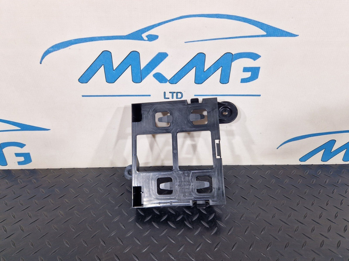 10-18 AUDI A7 4G S-LINE OEM GENUINE OEM BRACKET MOUNT TRIM 4G8907368