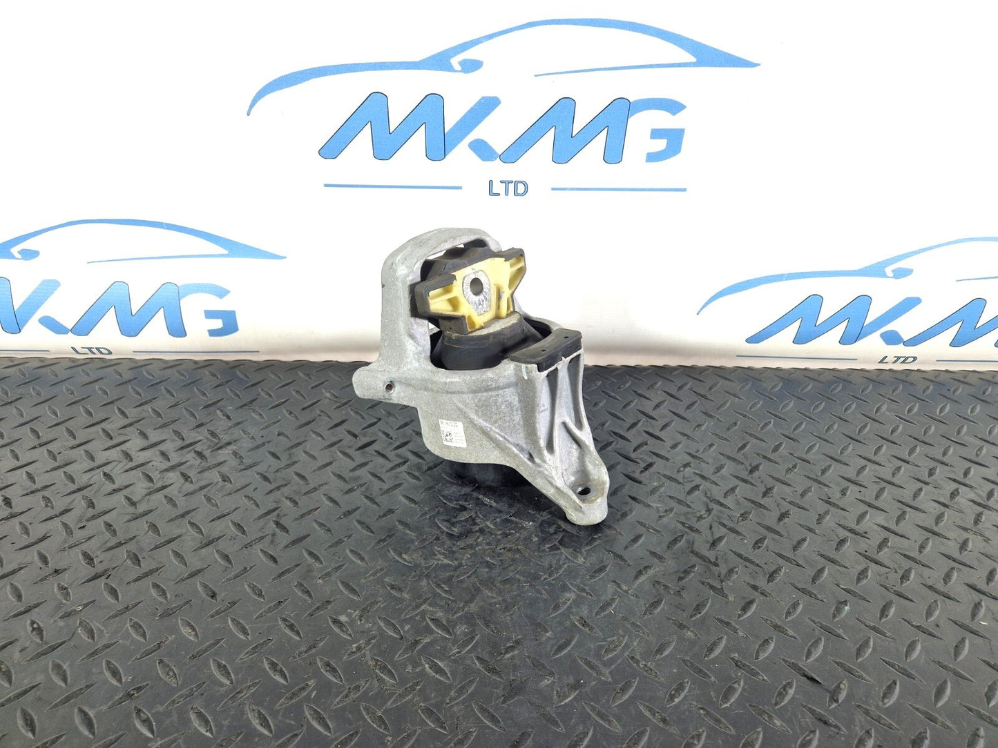 16-19 AUDI A4 B9 GENUINE OEM RIGHT DRIVER SIDE ENGINE MOUNT 8W0199372CD