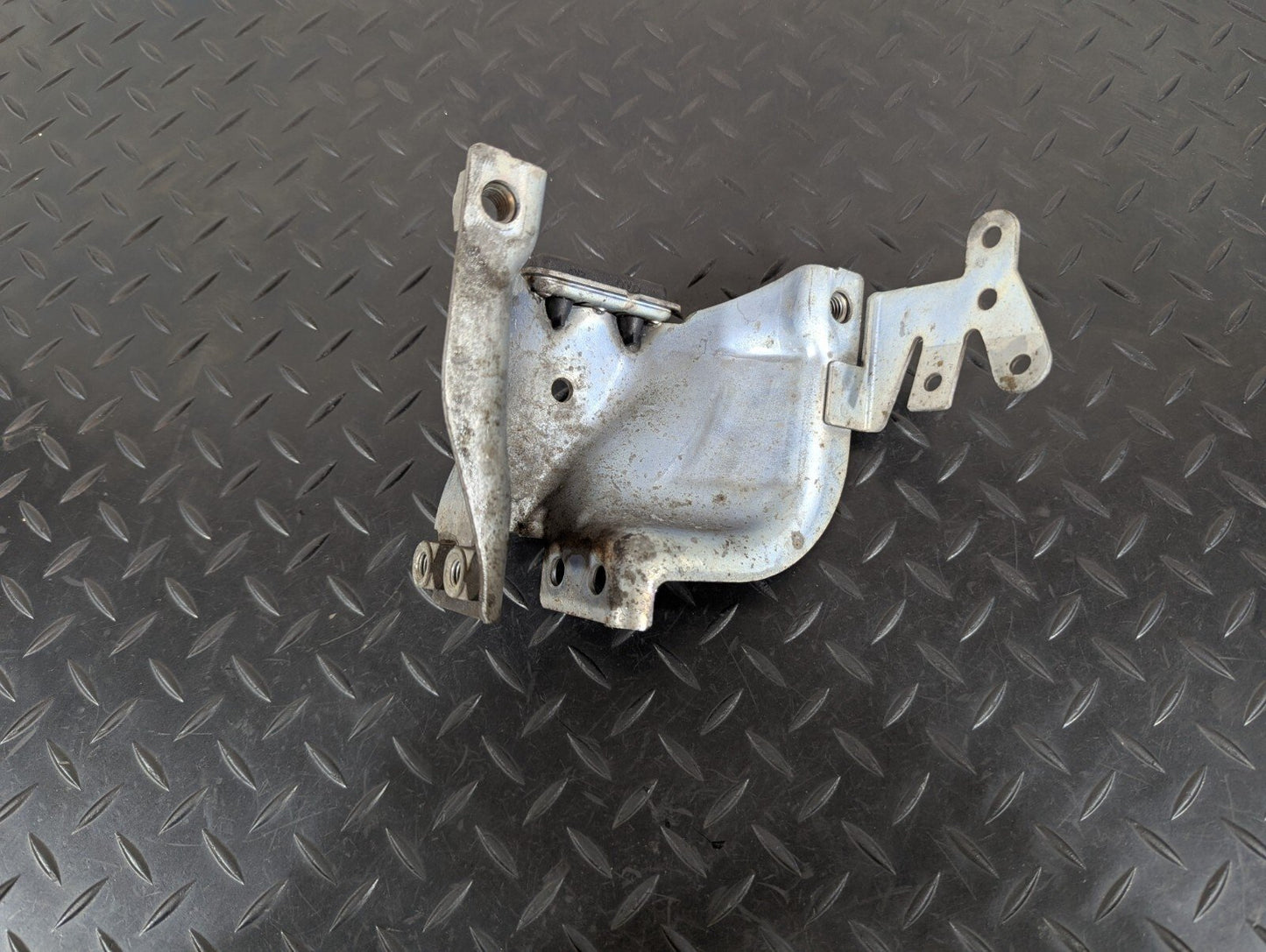 10-17 AUDI A8 4H OEM OS RIGHT ENGINE MOUNT BRACKET RETAINING PLATE 4H0399060