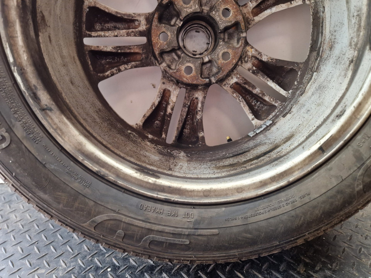 Nissan Qashqai MK1 17" Alloy Wheel with Tyre 215/60/17 ~3mm