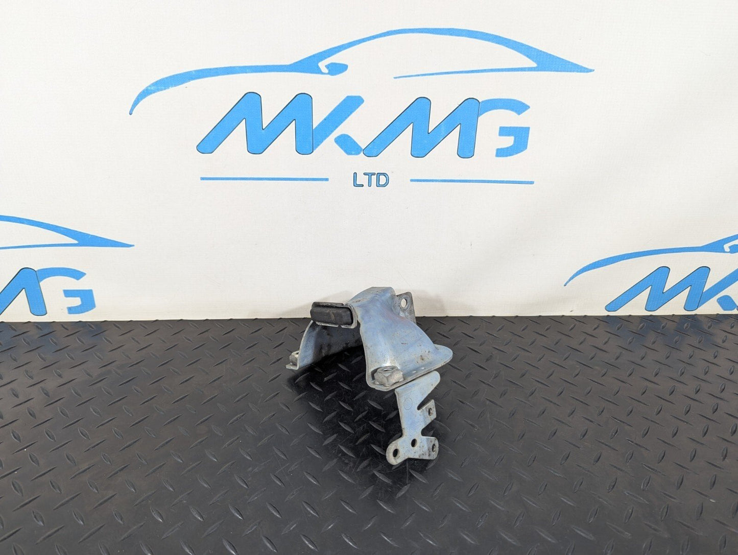 10-17 AUDI A8 4H OEM OS RIGHT ENGINE MOUNT BRACKET RETAINING PLATE 4H0399060