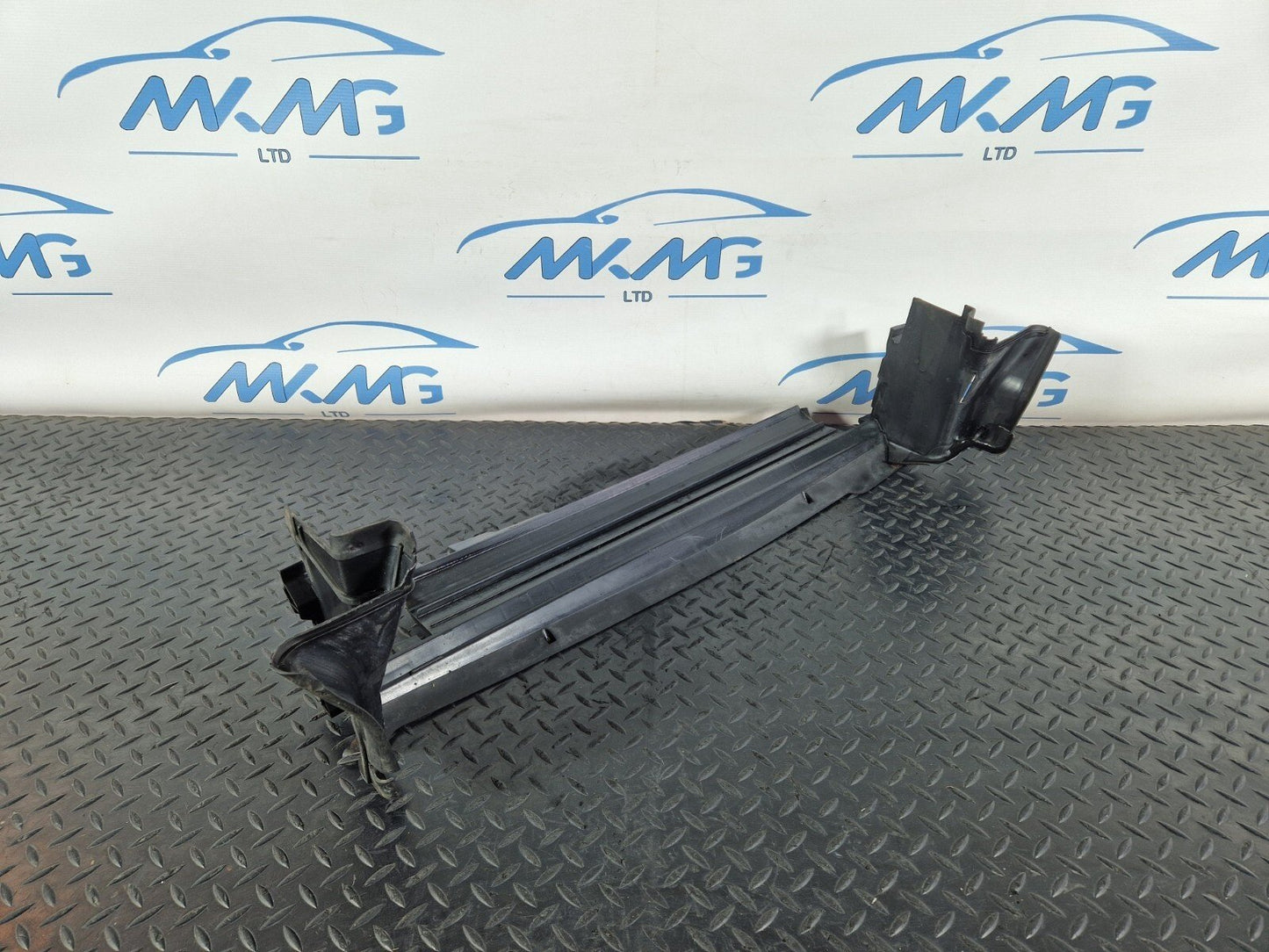 14-21 MERCEDES BENZ W205 GENUINE RADIATOR AID GUIDE TRIM PANEL A2055050330