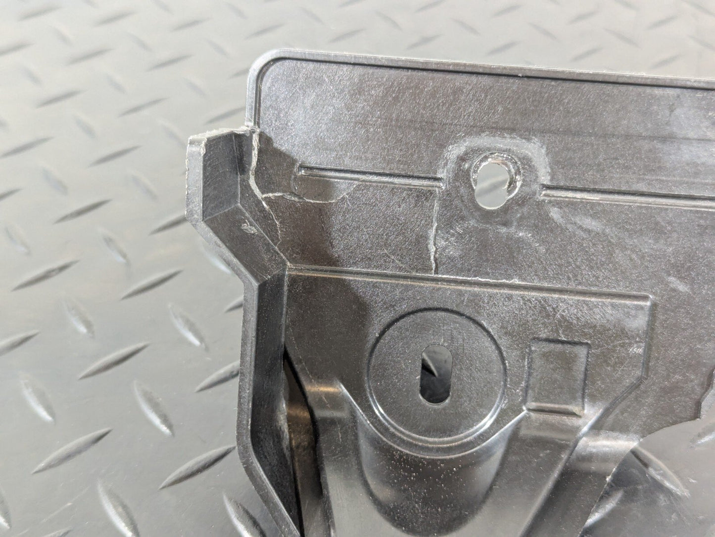 10-17 AUDI A8 4H GENUINE FRONT LEFT BRACKET 4H0807139MN