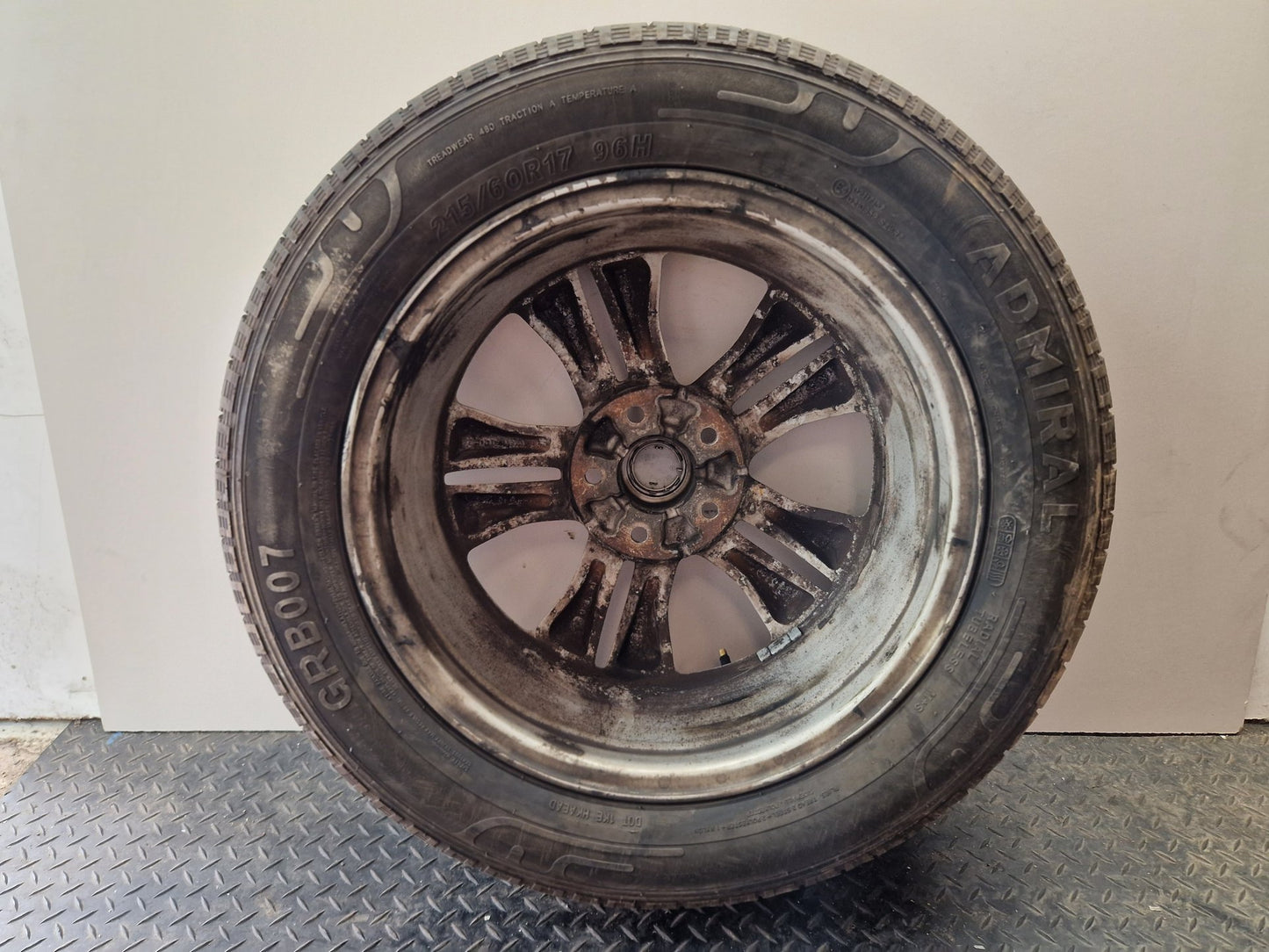 Nissan Qashqai MK1 17" Alloy Wheel with Tyre 215/60/17 ~3mm